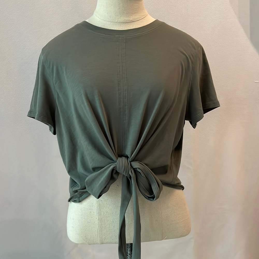 Lululemon crop top
